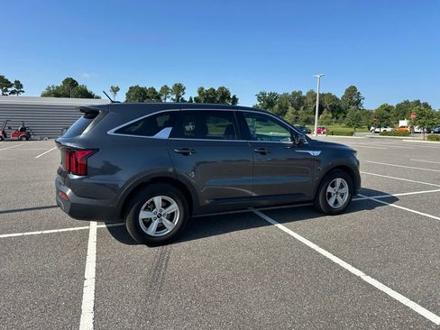 Certified 2022 Kia Sorento LX FWD image 4