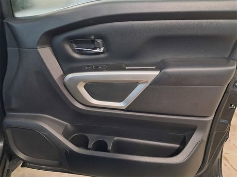 Used 2021 Nissan Titan SV w/ SV Convenience Package image 16