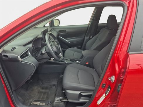 Used 2024 Toyota Corolla Cross LE image 12