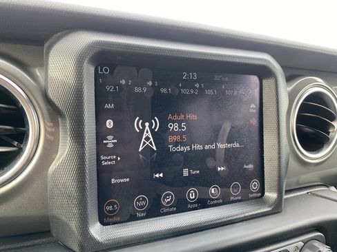 Used 2023 Jeep Gladiator Overland image 19