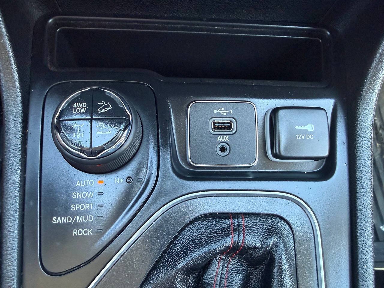 Used 2021 Jeep Cherokee Trailhawk w/ Technology Group AWD/4WD image 41