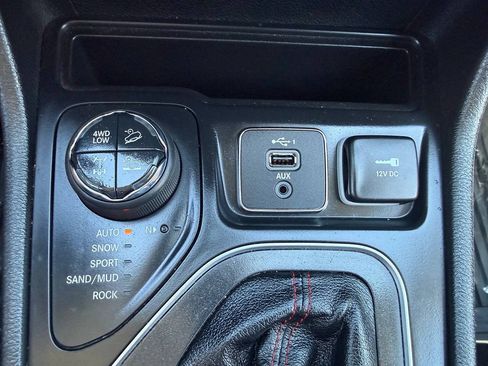 Used 2021 Jeep Cherokee Trailhawk w/ Technology Group AWD/4WD image 41