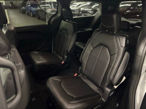 New 2026 Chrysler Voyager LX image 13