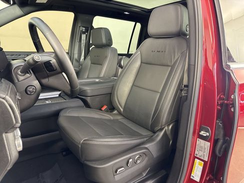 Used 2024 GMC Yukon XL Denali AWD/4WD image 17