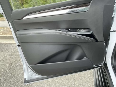 New 2026 Cadillac Escalade ESV Luxury AWD/4WD image 17