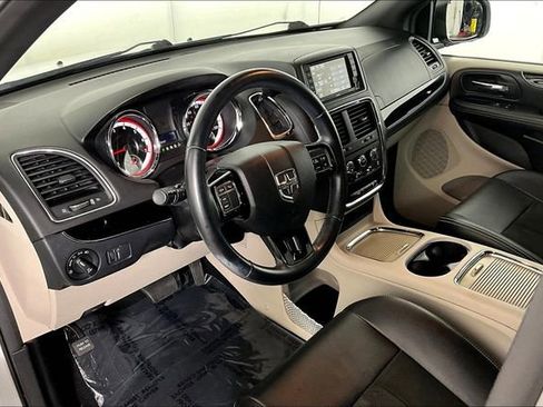 Used 2019 Dodge Grand Caravan SXT image 13