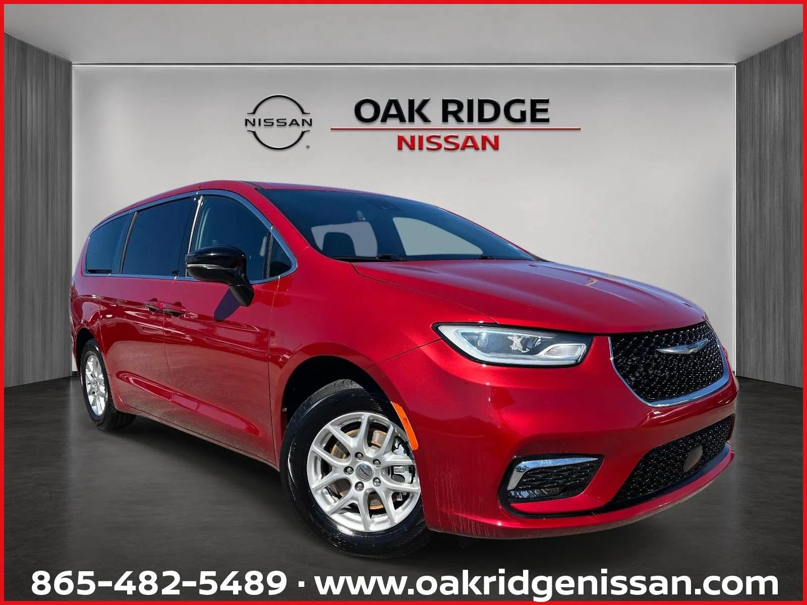 Used 2025 Chrysler Pacifica Select FWD image 1