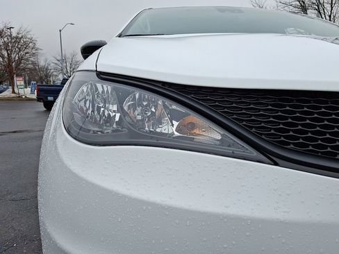 Used 2023 Chrysler Voyager LX image 9