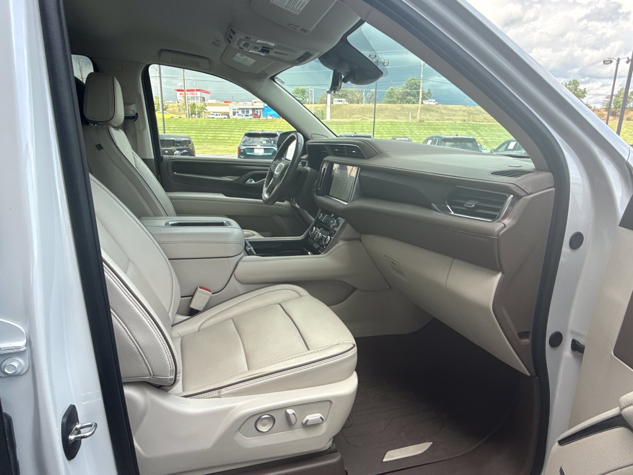 Used 2023 GMC Yukon Denali w/ Advanced Technology Package AWD/4WD image 7