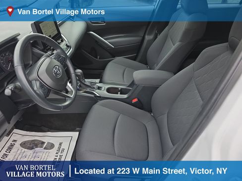 Used 2023 Toyota Corolla Cross LE w/ Moonroof Package image 9