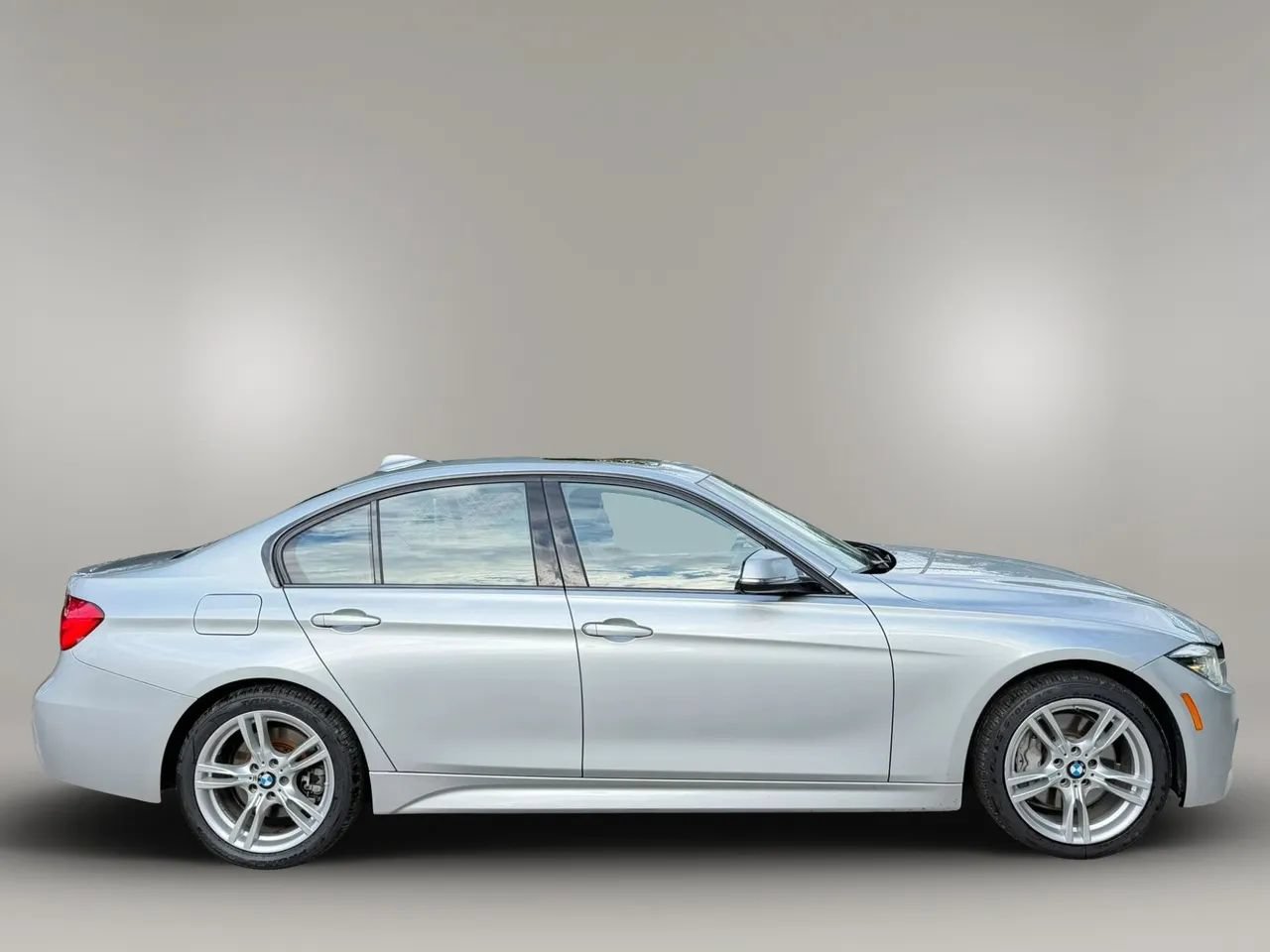 Used 2018 BMW 330i Sedan w/ M Sport Package RWD image 4