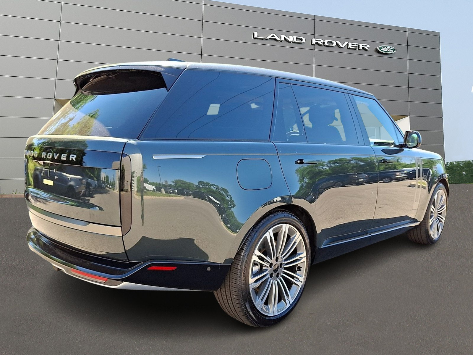 New 2026 Land Rover Range Rover Long Wheelbase SE AWD/4WD image 2