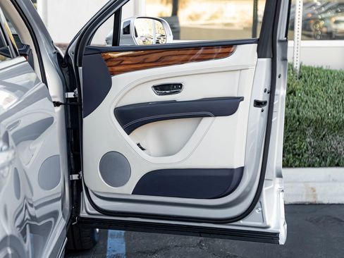 Used 2023 Bentley Bentayga Extended Wheelbase image 28