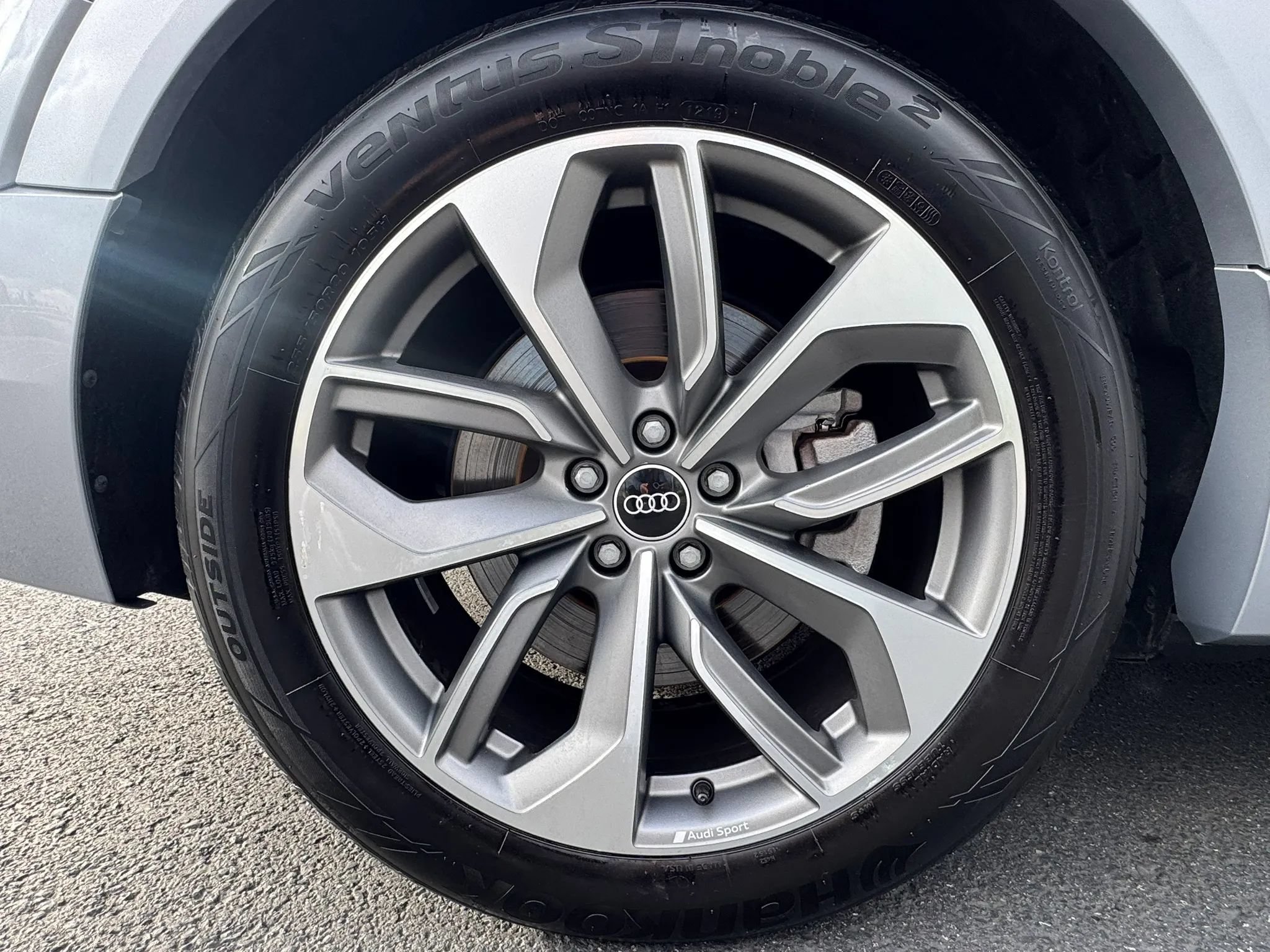 Used 2021 Audi e-tron Premium Plus w/ Premium Plus Package AWD/4WD image 21