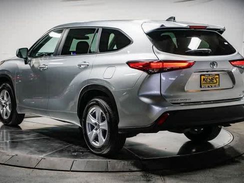 Certified 2023 Toyota Highlander LE image 3