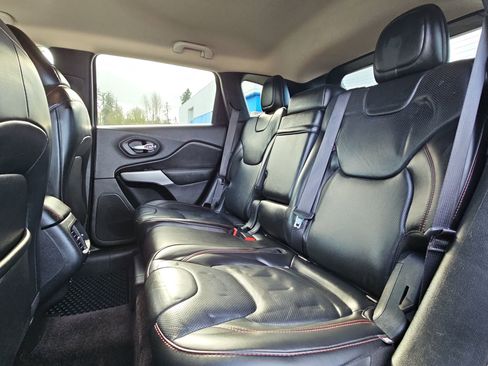 Used 2017 Jeep Cherokee Trailhawk image 24