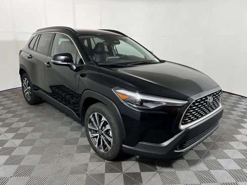 Used 2025 Toyota Corolla Cross XLE FWD image 3