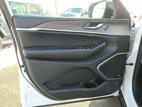 Used 2023 Jeep Grand Cherokee Limited w/ Black Appearance Package image 14