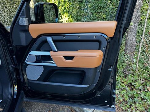 Used 2024 Land Rover Defender 130 X-Dynamic SE image 25