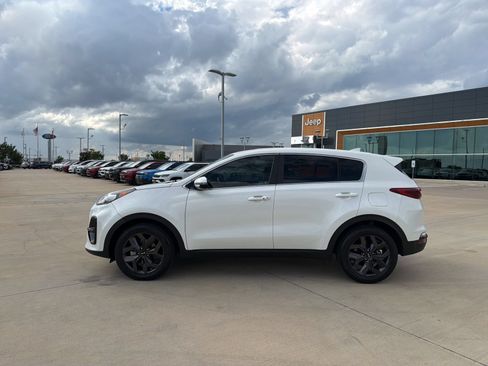 Used 2022 Kia Sportage LX w/ LX FWD Value Edition Package image 2