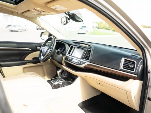 Used 2014 Toyota Highlander Limited image 16