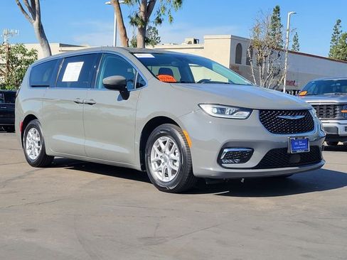 Used 2023 Chrysler Pacifica Touring-L image 32