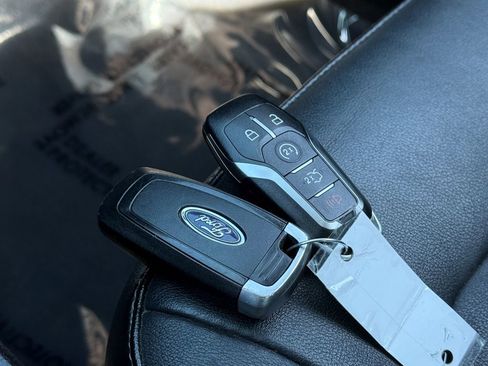 Used 2017 Ford Fusion SE w/ Fusion SE Technology Package image 30