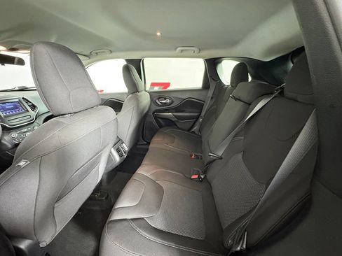 Used 2020 Jeep Cherokee Latitude FWD image 34