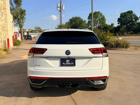 Used 2021 Volkswagen Atlas Cross Sport SE w/ Panoramic Sunroof Package FWD image 4
