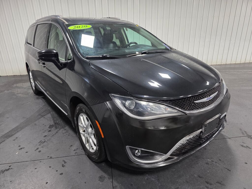 Used 2020 Chrysler Pacifica Touring-L FWD image 2