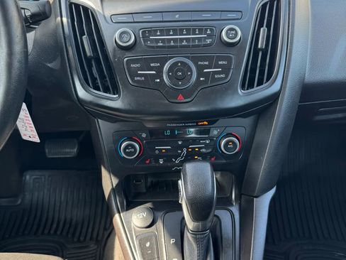 Used 2018 Ford Focus SE w/ SE Appearance Package image 41