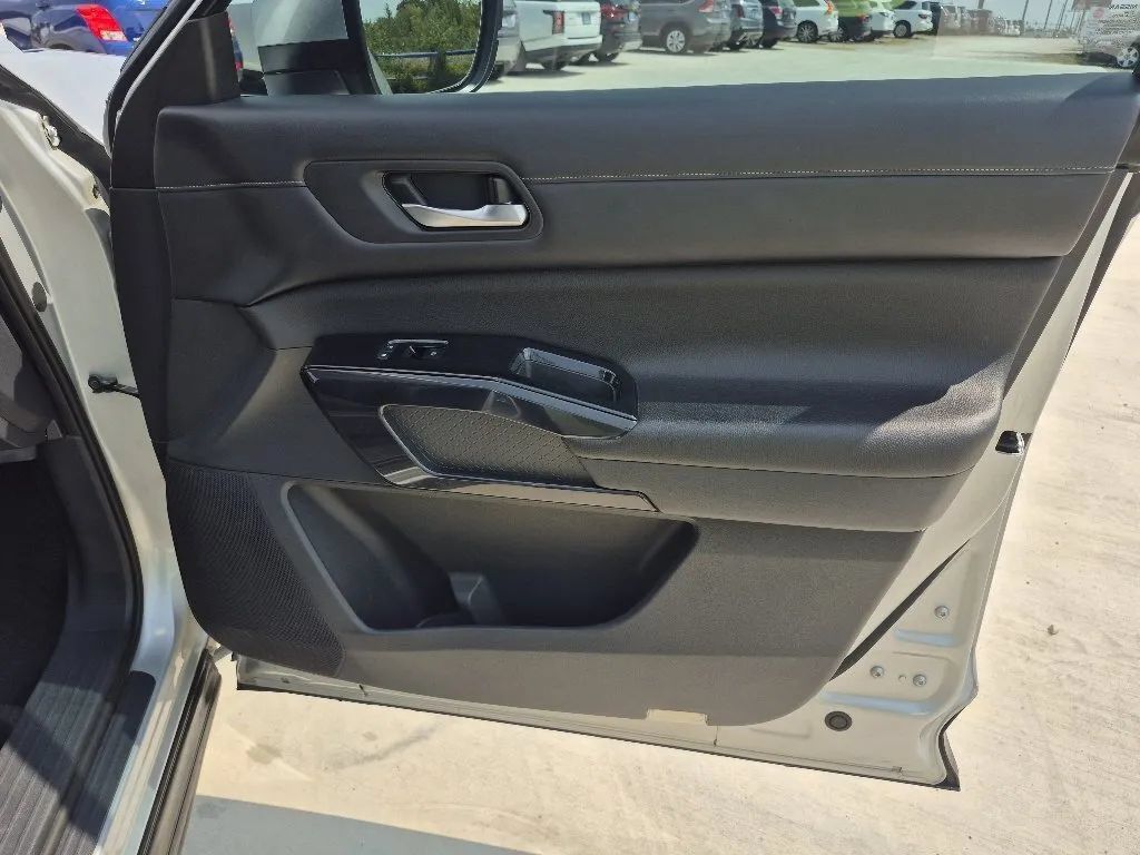 Used 2022 Nissan Pathfinder SV AWD/4WD image 16