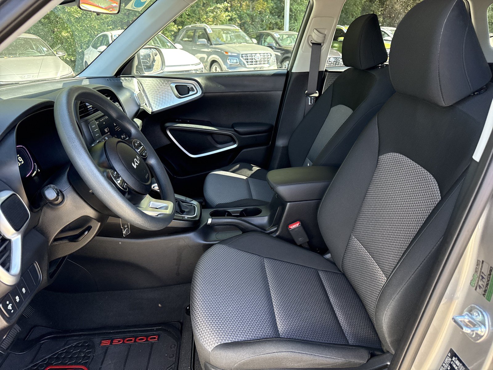 Used 2025 Kia Soul LX FWD image 11