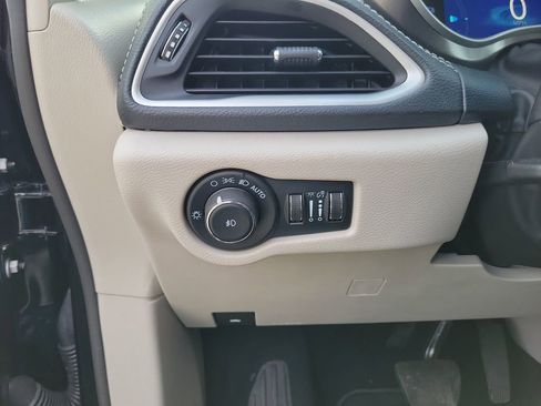 Used 2024 Chrysler Pacifica Limited FWD image 17