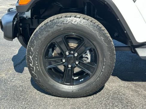 Used 2021 Jeep Wrangler Unlimited Sahara AWD/4WD image 9