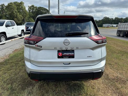 Used 2025 Nissan Rogue SV AWD/4WD image 4