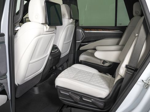 Used 2026 Cadillac Escalade Platinum Luxury w/ LPO, Floor Liner Package AWD/4WD image 15
