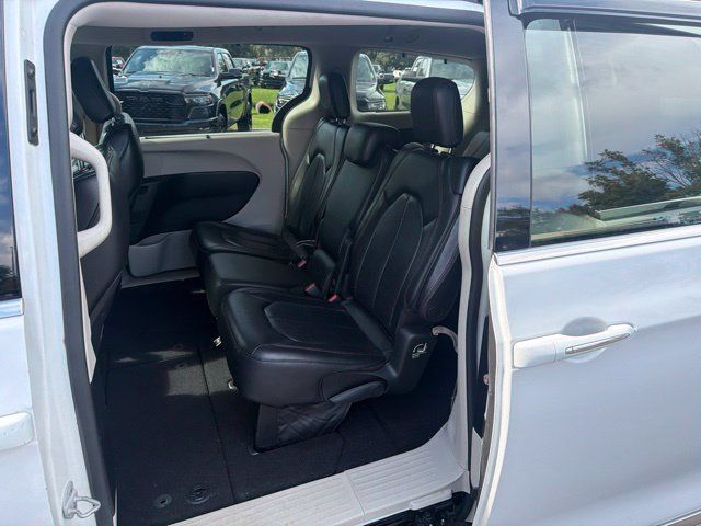 Used 2019 Chrysler Pacifica Touring-L FWD image 14