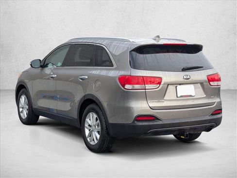 Used 2017 Kia Sorento LX w/ LX Convenience Package image 8
