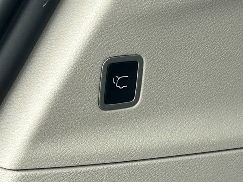 Used 2024 Chrysler Voyager LX FWD image 33