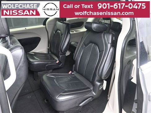 Used 2022 Chrysler Pacifica Touring-L image 14