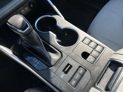 Used 2023 Toyota Highlander LE image 27