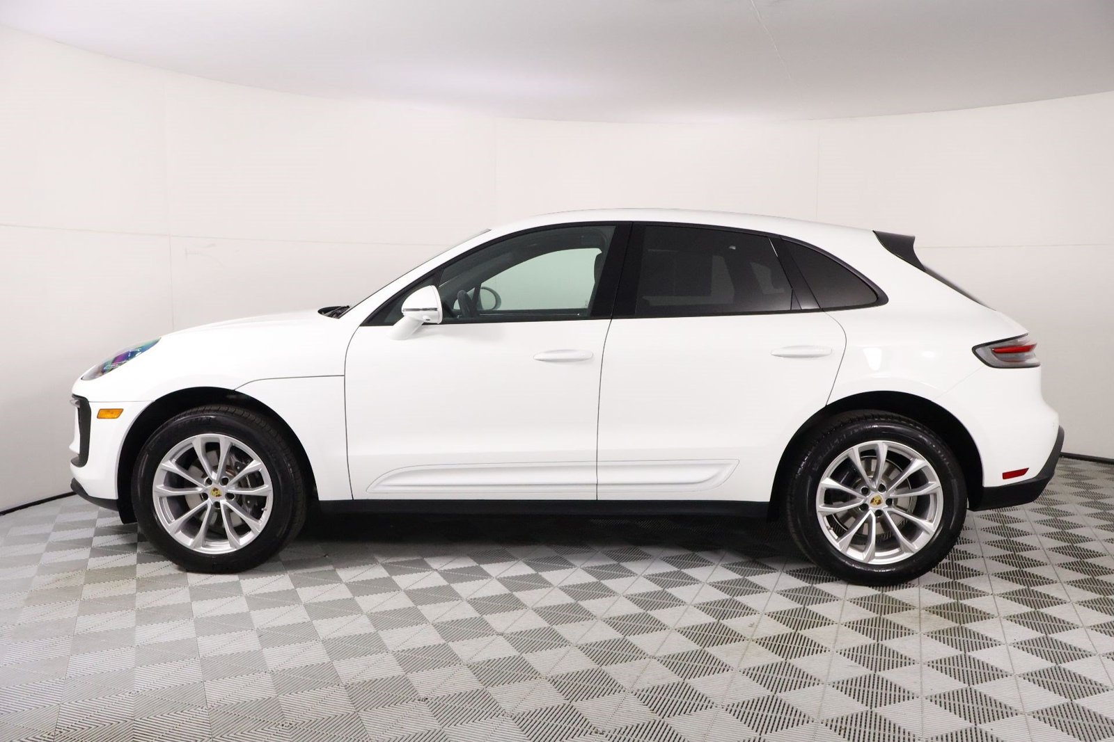 Certified 2026 Porsche Macan AWD/4WD image 2