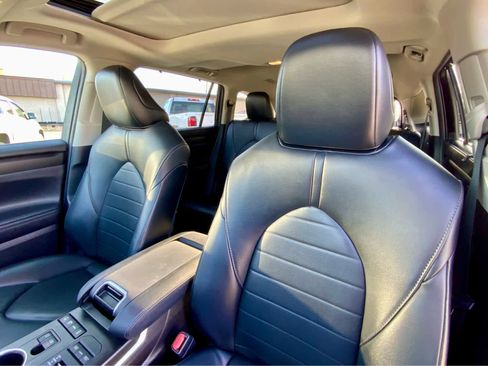 Used 2021 Toyota Highlander XLE image 27