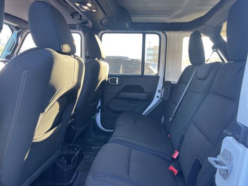 Used 2020 Jeep Wrangler Unlimited Sahara image 4