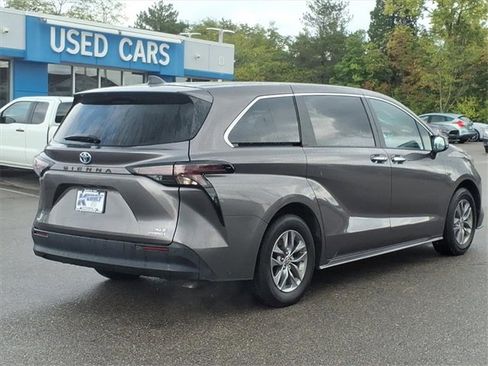 Used 2023 Toyota Sienna XLE image 6