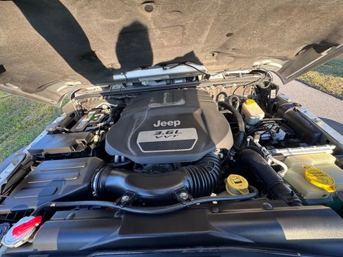 Used 2012 Jeep Wrangler Unlimited Sahara w/ Dual Top Group AWD/4WD image 21