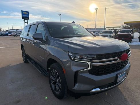 Used 2021 Chevrolet Suburban LS image 2