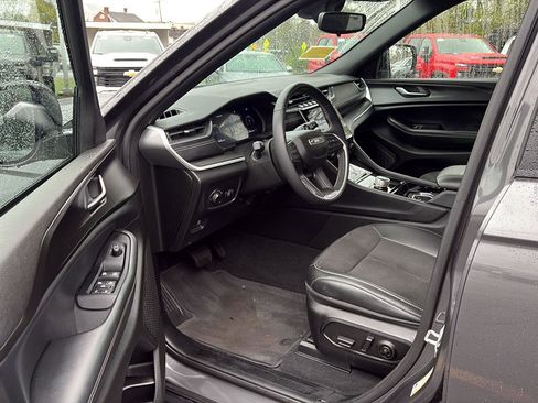 Used 2023 Jeep Grand Cherokee Altitude AWD/4WD image 14