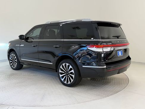 Used 2024 Lincoln Navigator Reserve image 3